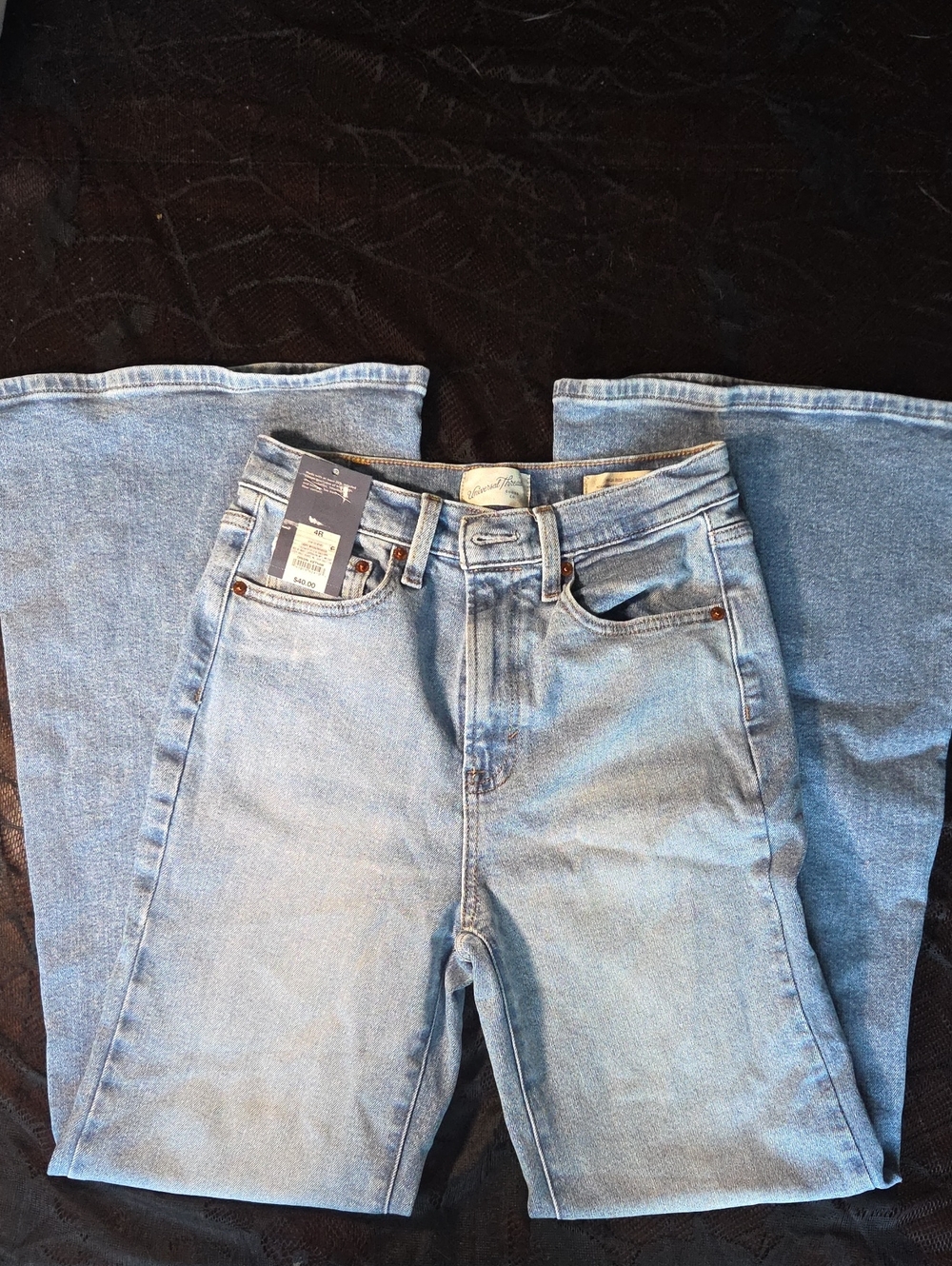 Universal Thread Women's High Rise 70's Flare Jeans Light Wash Blue - Size 4R